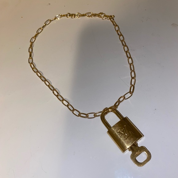 Louis Vuitton lock & key necklace - Picture 3 of 5